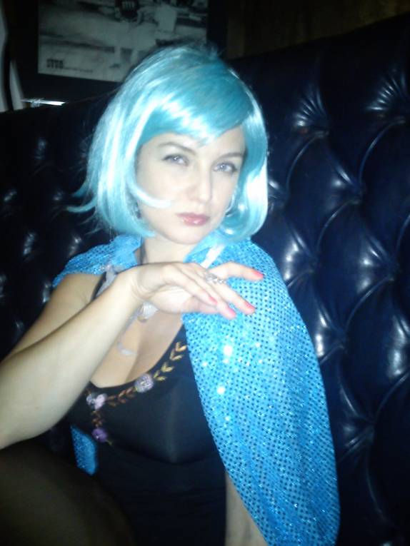 A Ana toda de azul, capa, olhos e cabelo, em festa em um movimentado bar de San Francisco, na Califórnia, nos Estados Unidos